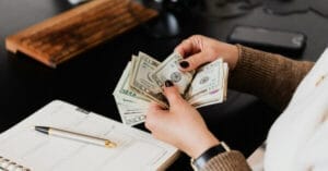 Uma grande maioria da população concorda que os ricos deveriam pagar impostos mais altos para apoiar programas sociais 1 Os ricos deveriam pagar impostos mais altos