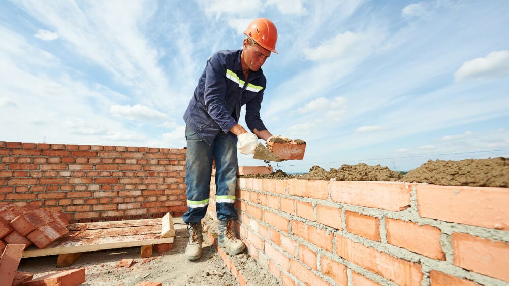 O que fazer quando um pedreiro autonomo cai do telhado em sua obra