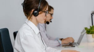 Empresa de Teleatendimento Condenada por Vinculação de Salário ao Uso do Banheiro