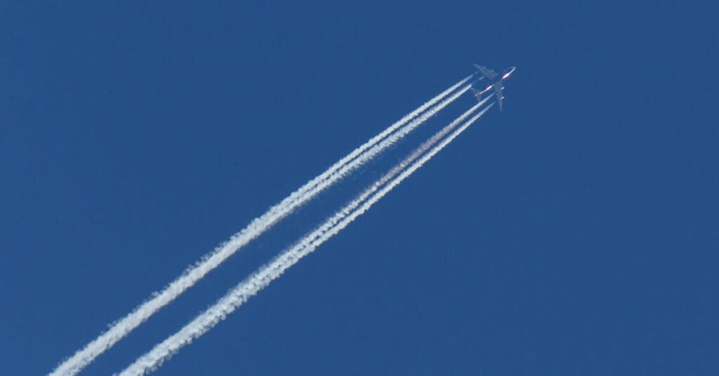 Entendendo as Trilhas de Condensacao A fumaca deixada para tras pelos avioes nos ceus