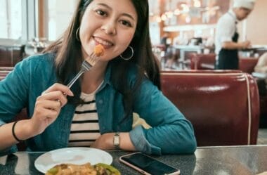 Rede de Fast-Food Habib’s Multada por Assédio Político no Brasil