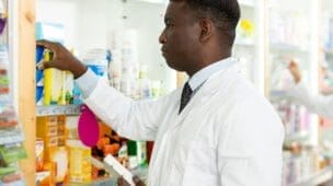 Rede de Drogarias é Condenada por Racismo Recreativo Contra Atendente