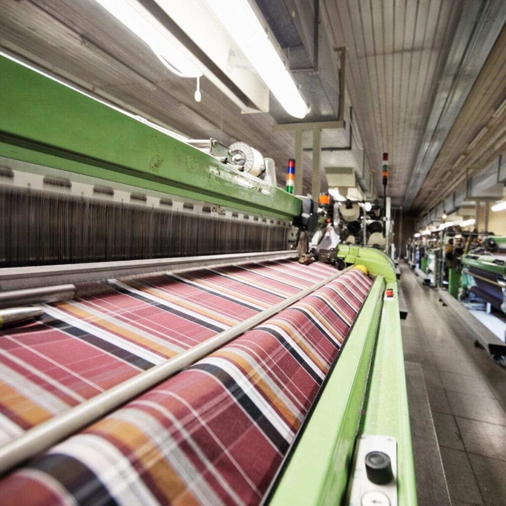 Empresa Textil Condenada a Pagar Aviso Previo e Multa de 40 do FGTS a Funcionarios Dispensados na Pandemia