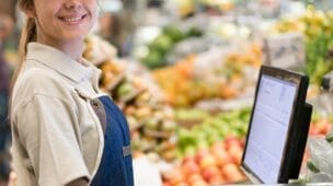 Justiça Determina Indenização de R$ 60 Mil para Operadora de Caixa Vítima de Assédio Racial e Discriminação por Gravidez