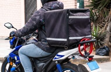 Motoboy tem Direito à Estabilidade Após Acidente Mesmo sem Empresa Saber do Afastamento