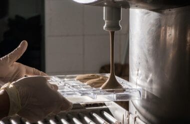 Indústria de Chocolate é Condenada a Pagar R$ 10 Mil por Danos Morais a Trabalhadora Vítima de Pichações no Banheiro