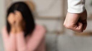 Justiça Reverte Justa Causa de Trabalhadora que Faltou ao Trabalho por Violência Doméstica