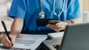 Empresa Indeniza Empregado por Cancelamento Indevido de Plano de Saúde Durante Afastamento por Doença