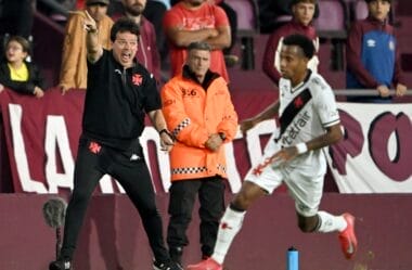 Caretas, apoio aos jogadores e broncas na lateral: as reações de Diniz em sua estreia no Vasco | vasco