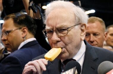 Buffett seria o mais rico do mundo, superando Musk, se tivesse doado menos