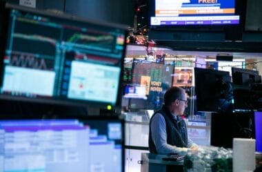 Dow Jones Futuro recua com cautela antes de dados econômicos e fala de Powell