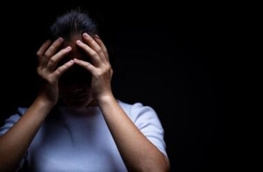 Empresa de telefonia é condenada por transfobia contra empregada transexual