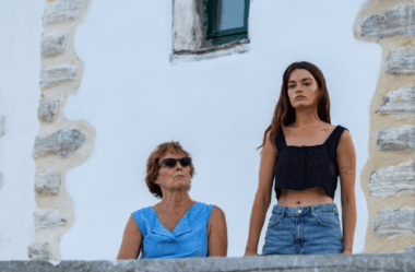 Emma Mackey se envolve com Vicky Krieps no trailer de Hot Milk; veja