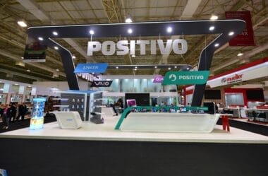 ação da Positivo (POSI3) desaba 11% após resultado frustrar mercado
