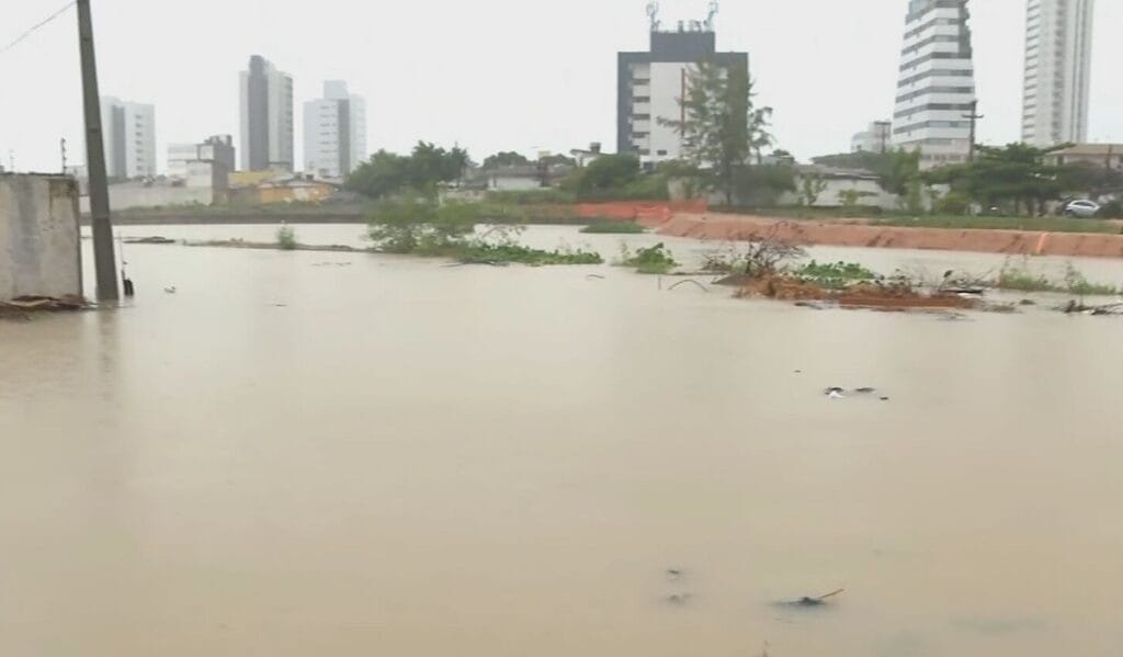 Chuva no Grande Recife suspende aulas e serviços públicos; prefeitura da capital orienta população a ficar em casa | Pernambuco 1 olinda