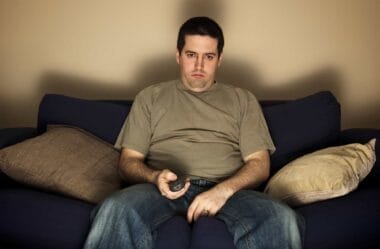 Passar muito tempo sentado aumenta risco de Alzheimer, alerta estudo