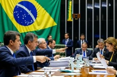 Senado aprova aumento de impostos para apostas online e fintechs, mas garante isenção temporária de dividendos. Entenda o impacto em 2025!